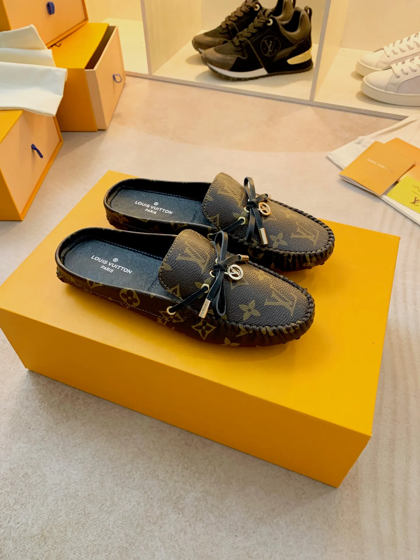 p460💰Couple model❤️🇫🇷 𝙇𝙤𝙪𝙞𝙨 𝙑𝙪𝙞𝙩𝙩𝙤𝙣 🇫🇷Louis Vuitton 2023 Classic𝓛𝓿 𝓣𝓻𝓪𝓲𝓷𝓮𝓻 Sports Series ➪➪➪¯ [Arizona Doudou Shoes Series] ▪️▪️▪️Arizona slip-on shoes are made of Monogram Eclipse canvas. Its hand-painted and dyed edges and hand-sewn uppers fully demonstrate Louis Vuitton's traditional shoemaking craftsmanship. This slip-on shoe is very lightweight. The integrated tongue and upper make it particularly comfortable and flexible. The soft outsole is equipped with rubber padding. Decorated with matching sash. Detailed features: ☑️Monogram Eclipse canvas ☑️Black Eclipse pattern ☑️Hand-painted shoe edges ☑️Hand-sewn uppers (each pair takes time to process) ☑️Integrated tongue and upper construction ☑️Outsole equipped with rubber lining ☑️size: 35_46